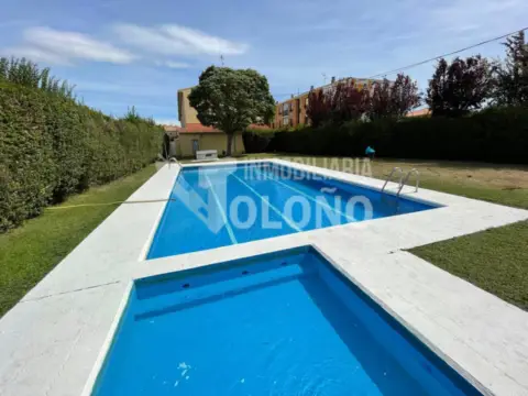 Chalet adosado en calle Real, 2