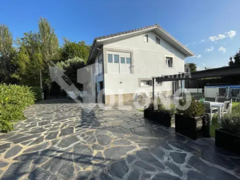 Chalet unifamiliar en calle de Baños