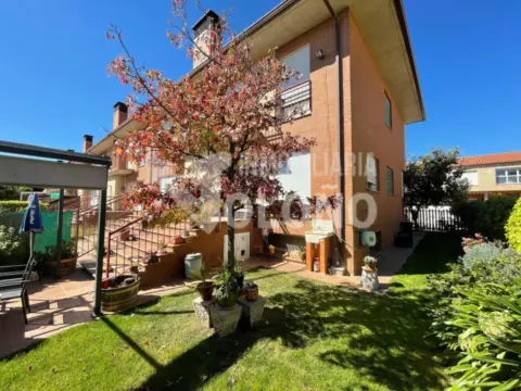 Chalet pareado en calle San Jose