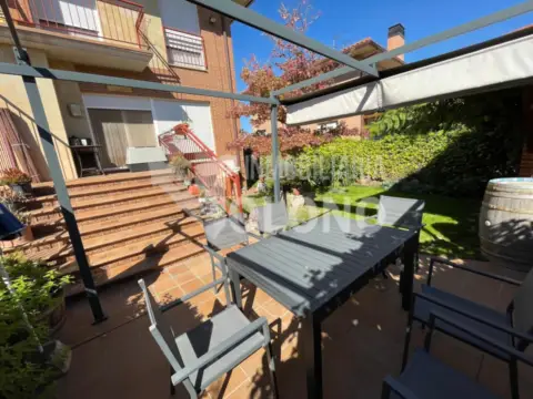 Chalet pareado en calle San Jose