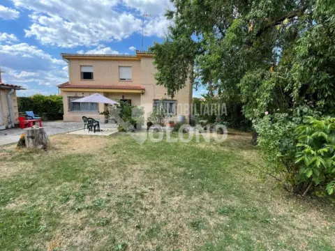Chalet unifamiliar en Avenida de la Rioja, 6