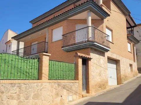 Casa en calle Mayor de Castralvo