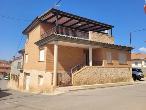 Casa en calle Mayor de Castralvo