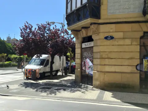 Local comercial en calle de la Autonomía, 1