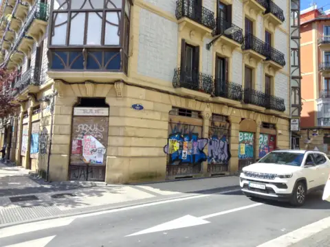 Local comercial en calle de la Autonomía, 1