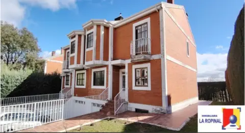 Chalet pareado en Avenida del Prado Valdelagua