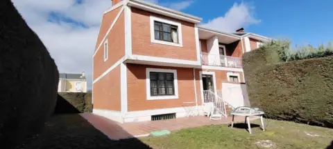 Chalet pareado en Avenida del Prado Valdelagua