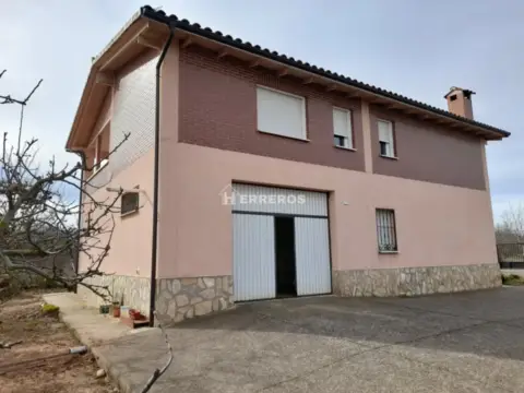 Chalet en Ctra. Soria Frente A Barros