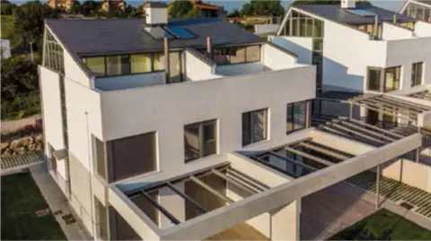 Chalet pareado en calle Mies de Domañas