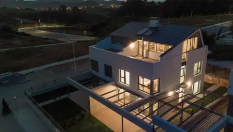 Chalet pareado en calle Mies de Domañas