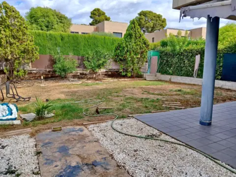 Chalet pareado en Avinguda Pobla de Vallbona