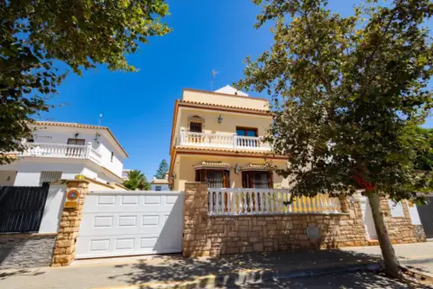 Chalet adosado en calle Mariño