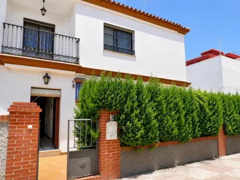Chalet pareado en Avenida de la Cruz Roja