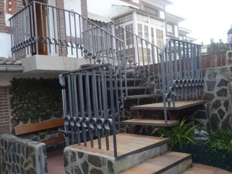 Chalet adosado en calle de la Virgen de la Natividad, 18