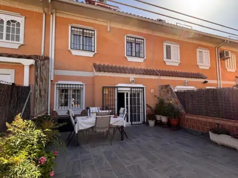 Chalet adosado en calle de las Secuoyas