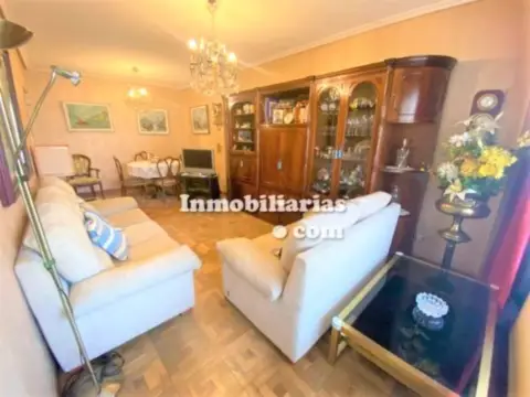 Piso en calle de la República Argentina