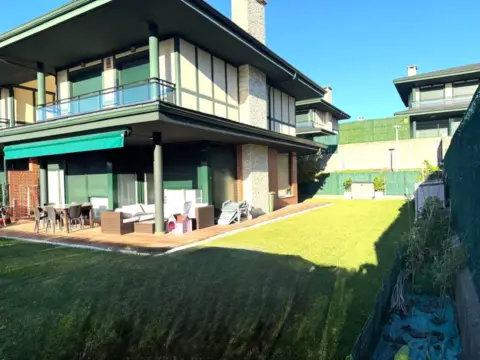 Chalet pareado en calle Barrio Brazomar