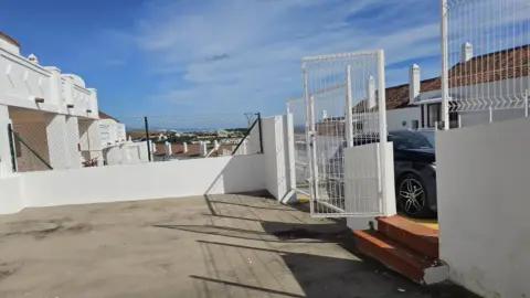 Chalet adosado en Urbanización Doña Julia