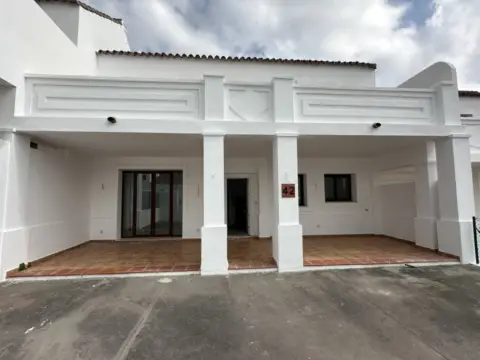 Chalet adosado en Urbanización Doña Julia