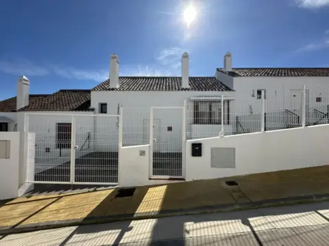 Chalet adosado en Urbanización Doña Julia