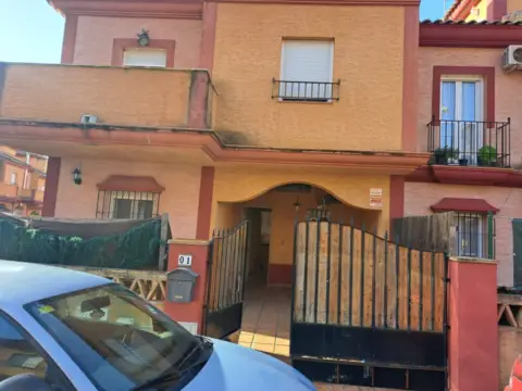 Chalet adosado en Avenida de los Pinares, 3