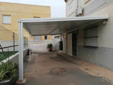Casa adosada en calle Laguna de Bañolas