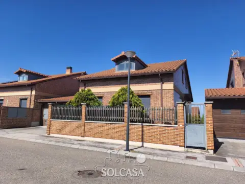 Chalet pareado en calle Piña De Esgueva