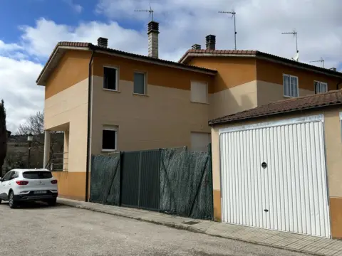 Casa pareada en Carretera de la Mansilla