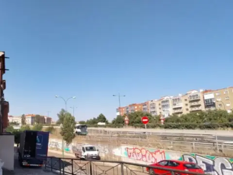Nave comercial en calle de Garcilaso de la Vega