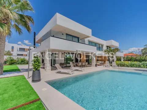 Casa en calle de los Hermanos Álvarez Quintero