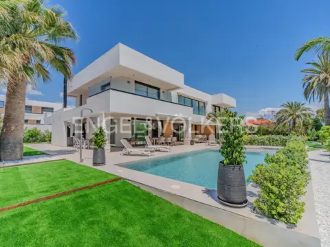 Casa en calle de los Hermanos Álvarez Quintero