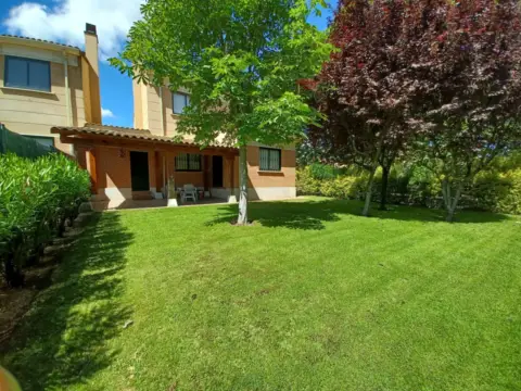 Chalet pareado en calle de Montreal