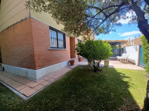 Chalet pareado en calle de Montreal