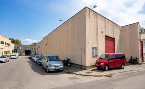 Nave industrial en Carrer dels Trens Petits