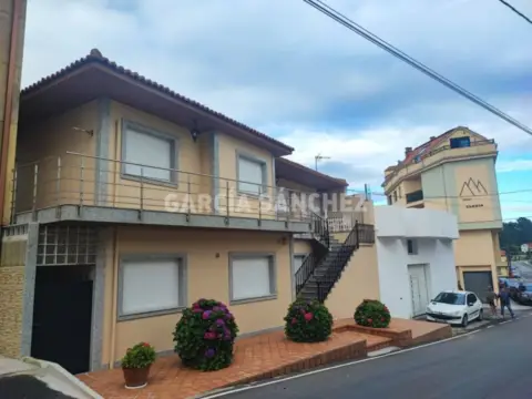 Chalet adosado en calle Curbera