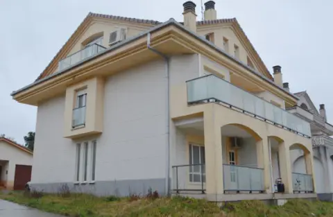 Chalet pareado en calle de Santa María