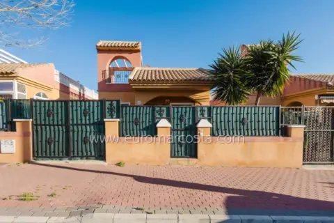 Chalet adosado en Carrer César Mateo Cid