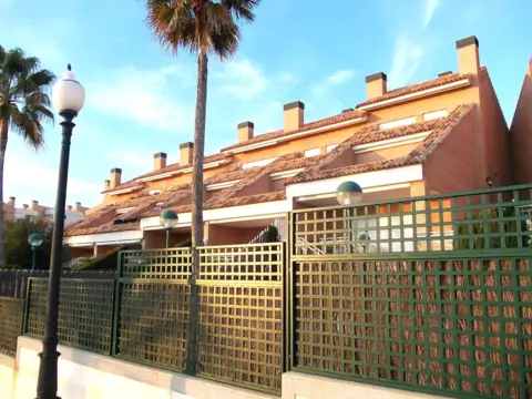 Chalet adosado en calle del Océano, 30