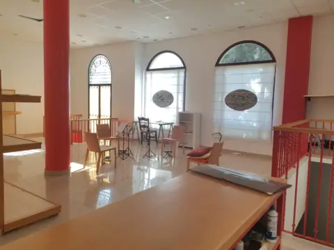 Local comercial en Paseo de las Flores