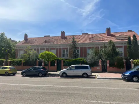 Casa adosada en calle de Vega Sicilia