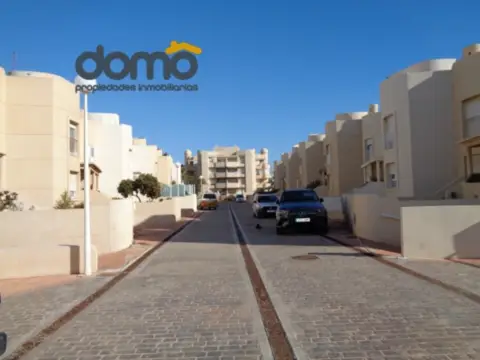 Casa adosada en calle de Arcoiris