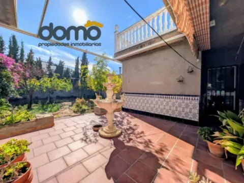 Casa adosada en calle de Sierra Nevada