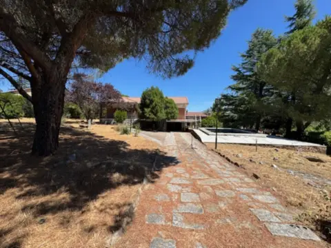 Chalet unifamiliar en Avenida del Villar