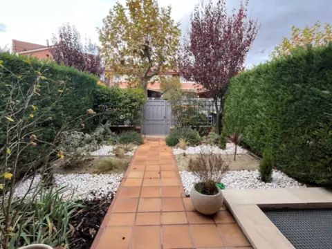 Chalet adosado en calle de Rosalía de Castro