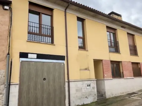 Chalet adosado en calle de Montenegrón