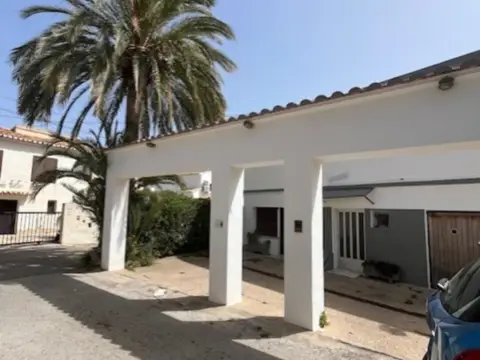 Edificio en Urbanización Caleta