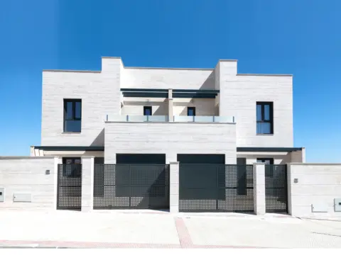 Chalet en calle Angola