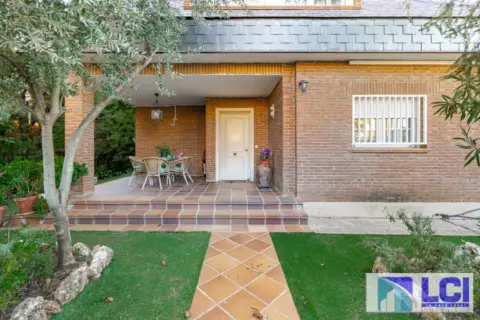 Chalet unifamiliar en Torres de La Alameda