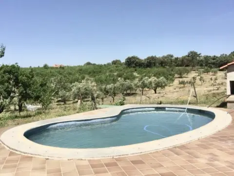 Chalet rústico en Plasencia