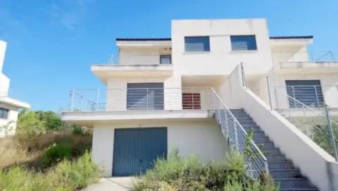 Chalet pareado en calle Marfil